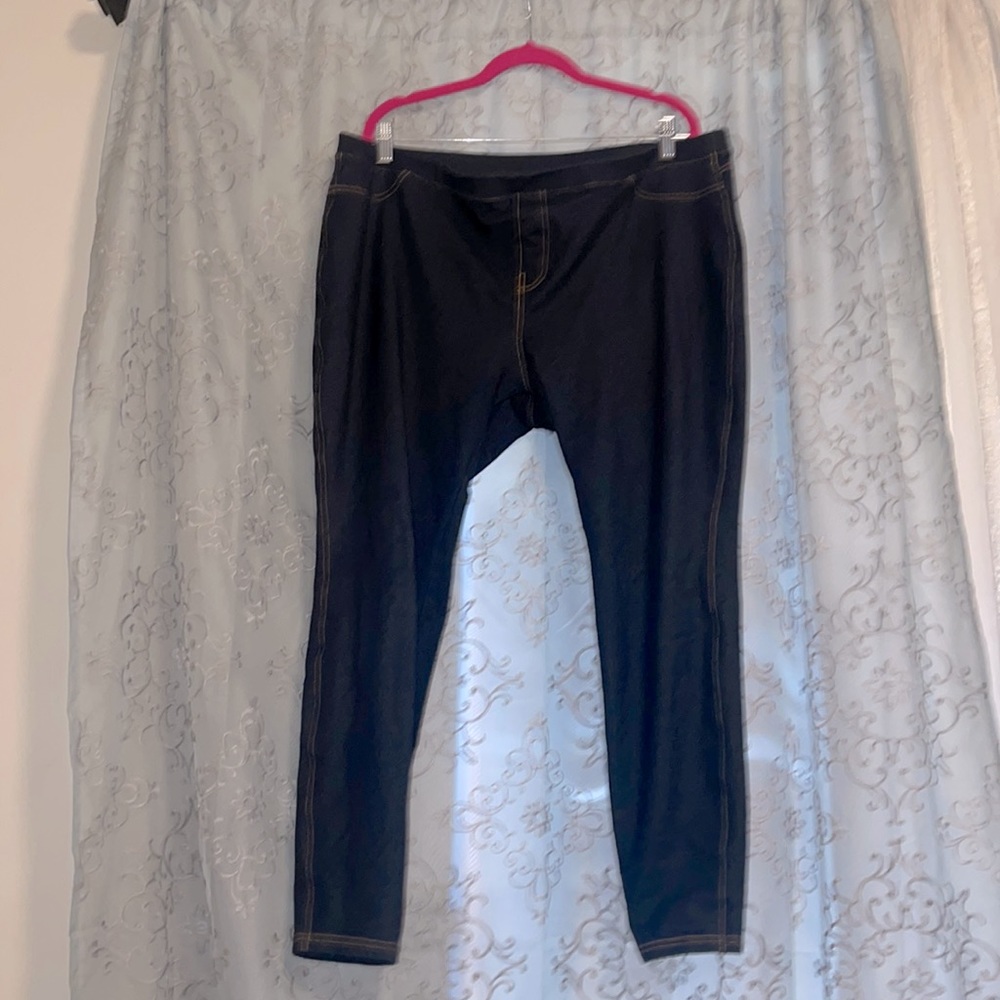 Dark wash XXL jeggings.